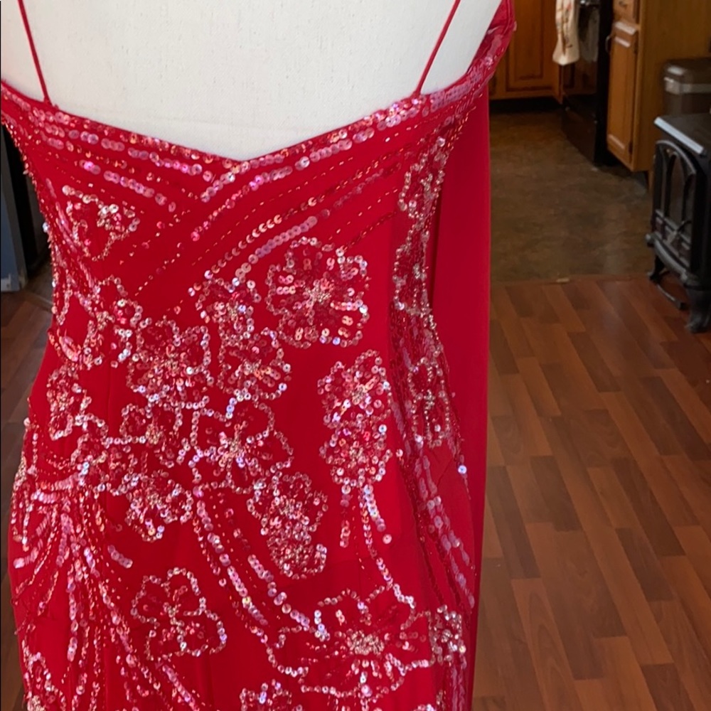 Red gown - Picture 2 of 12
